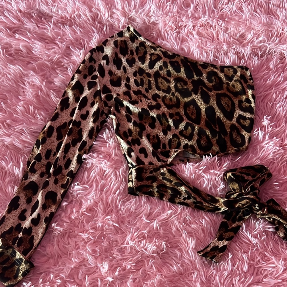 Cheetah print y2k self tie one sleeve crop top